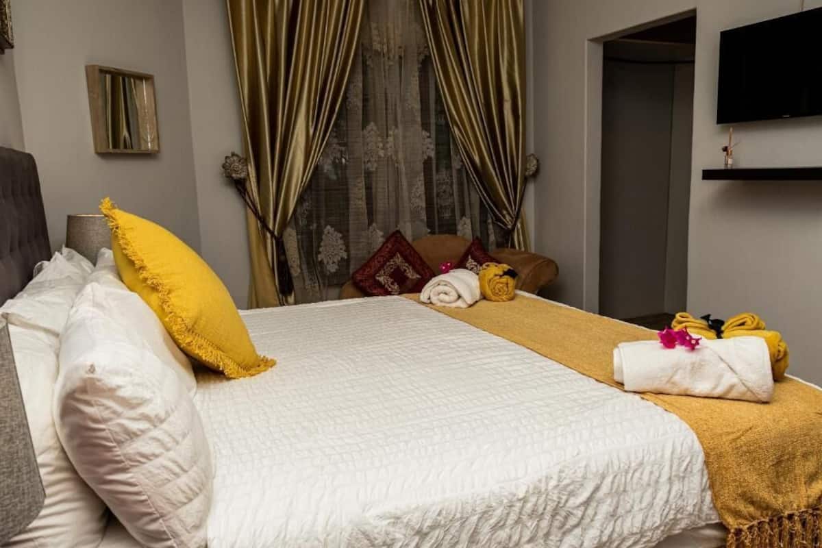 Quarto casal luxo | Quartos à prova de som, ferros/tábuas de passar roupa, Wi-Fi de cortesia