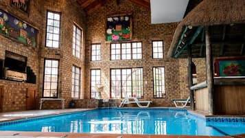 Una piscina cubierta (de 08:00 a 20:00), tumbonas
