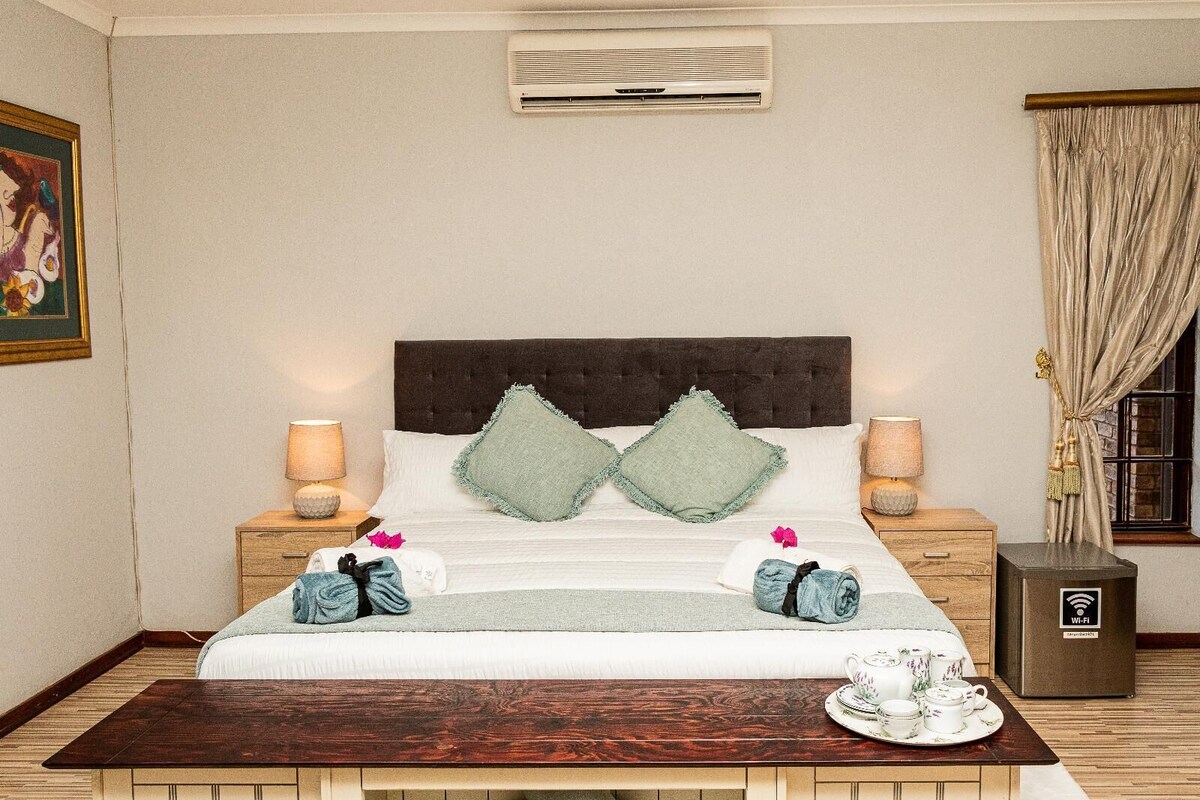 Premier Studio Suite, Garden View | Soundproofing, iron/ironing board, WiFi (free)