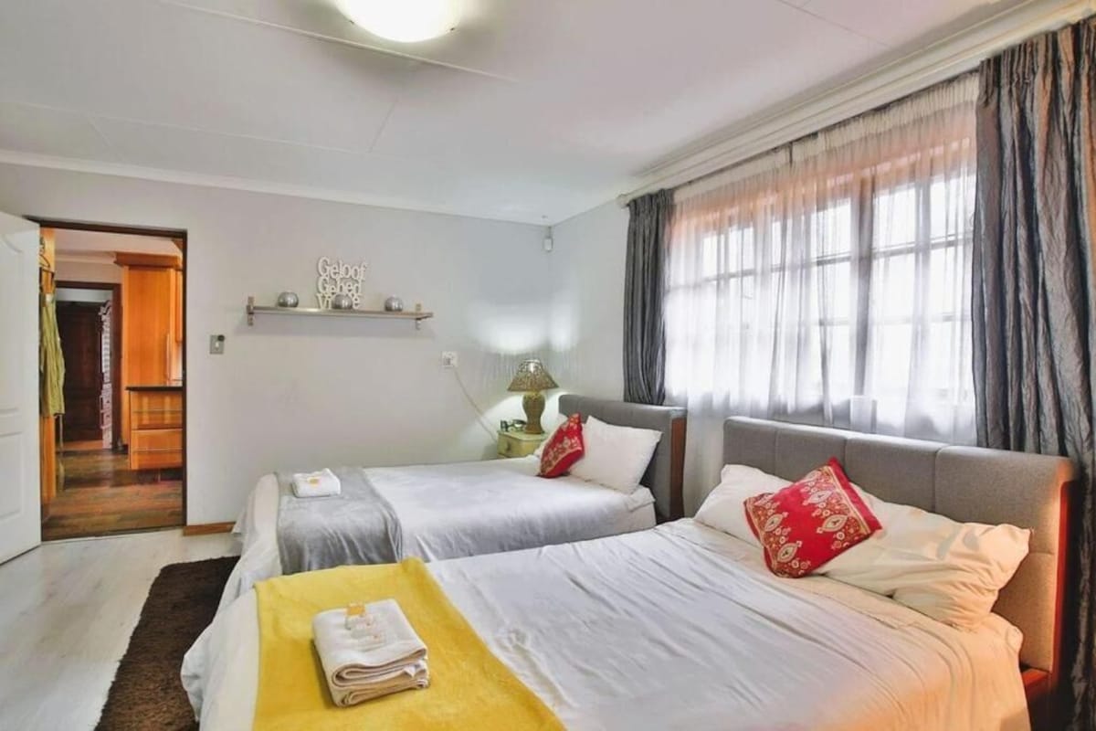 Executive Twin Room, Courtyard View | Soundproofing, iron/ironing board, WiFi (free)