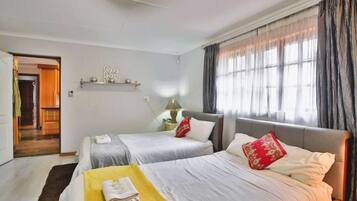 Executive Twin Room, Courtyard View | Soundproofing, iron/ironing board, WiFi (free)