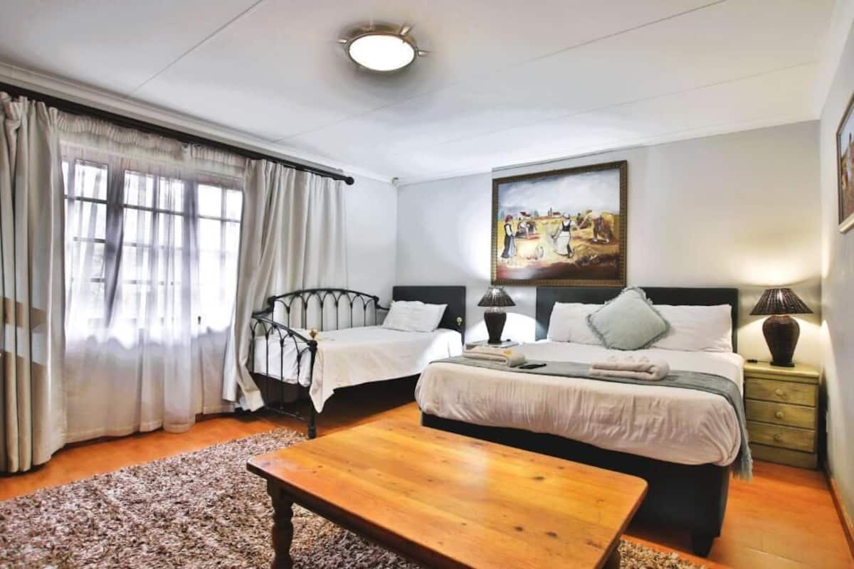 Quarto casal executivo, vista para o jardim | Quartos à prova de som, ferros/tábuas de passar roupa, Wi-Fi de cortesia
