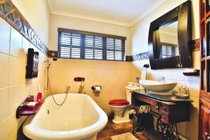 Executive-Doppelzimmer, Gartenblick | Badezimmer | Hausschuhe