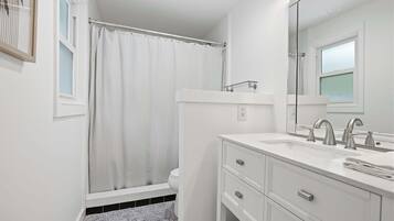 Casa, varias camas, vista al jardín (Mason Ranch) | Baño | Toallas