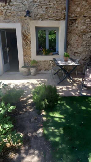 Outdoor dining - Room in a Local Home (Villes-sur-Auzon)