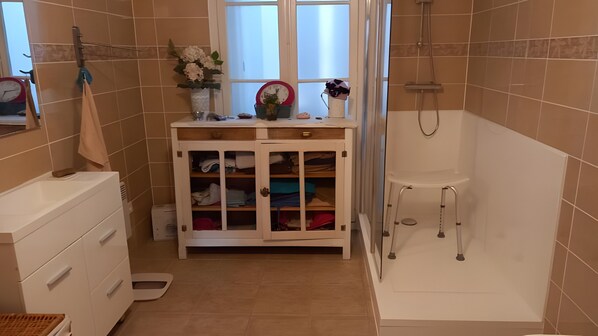 Bathroom - Room in a Local Home (Villes-sur-Auzon)