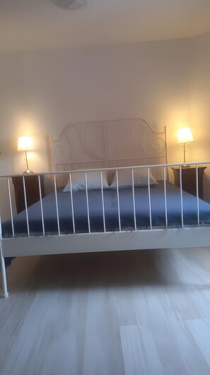 Room - Room in a Local Home (Villes-sur-Auzon)