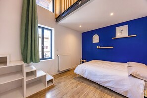 3 soveværelser, skrivebord, strygejern/strygebræt