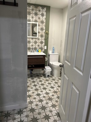 Douche, serviettes fournies, savon, papier toilette