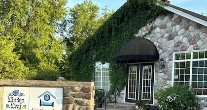 Linden Leaf Gasthaus Inn, 2 minutes from 416 close to 401. Restaurant on site