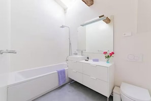 Een douche, een haardroger, handdoeken, zeep