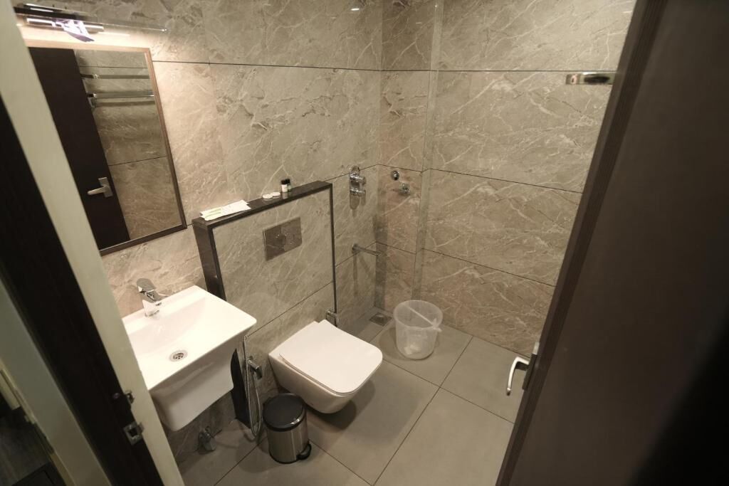 Standaard tweepersoonskamer | Badkamer | Een douche