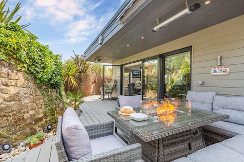 Luxury Jurassic Spa Retreat | Private Swim Spa, Hot Tub & Gated Grounds