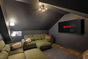 Smart-TV, Kamin, Arbeitsbereiche