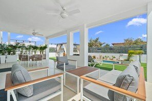 Eine moderne Terrassenanlage im Freien mit Sitzgelegenheiten, einem Pool und Blick auf die Umgebung.