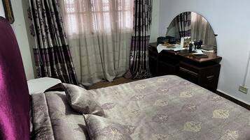 Ferros/tábuas de passar roupa, acesso à internet, roupa de cama