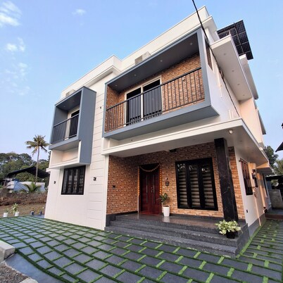 5 Mins to Metro | 15 Mins to Airport – Perfect Launchpad for Explorers!