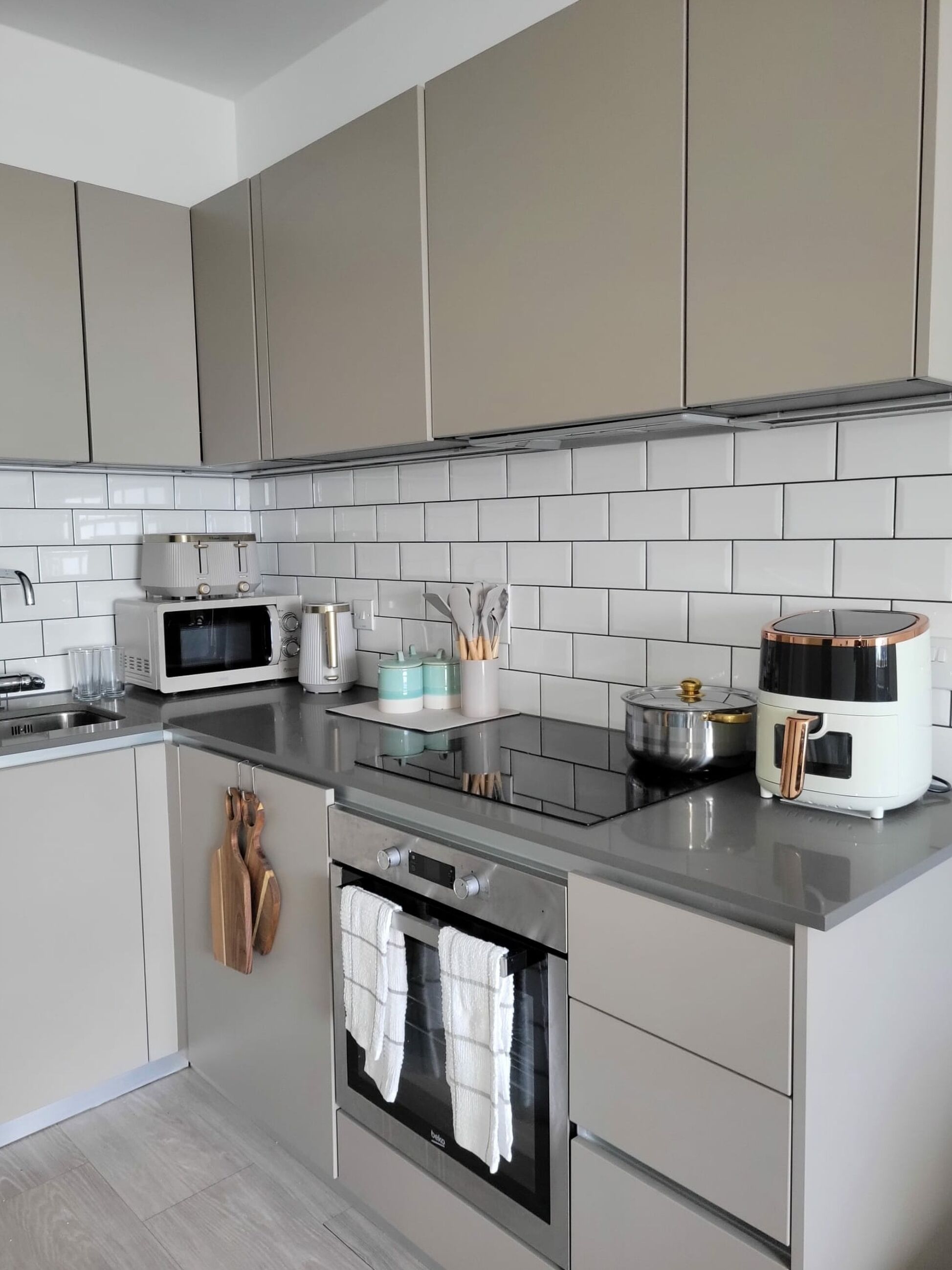 The kitchen is equipped with all essential appliances for a fully functional space. Bright, vibrant colours, nurturing a welcoming environment where everyone can find their favourite spot. 