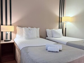 Standard-Doppelzimmer, Gartenblick | Laptopgeeigneter Arbeitsplatz, kostenloses WLAN