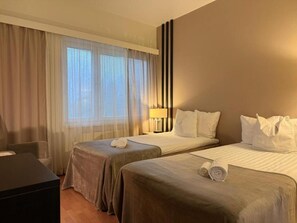 Standard-Doppelzimmer, Gartenblick | Laptopgeeigneter Arbeitsplatz, kostenloses WLAN