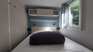 Room - Mobile Home 'Cahita 1' with Mountain View, Wi-Fi, and Air Conditioning (Saint-Laurent-en-Beaumont)
