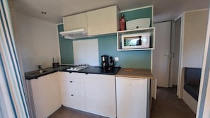 Refrigerador, microondas, placa de cocina, cafetera/tetera