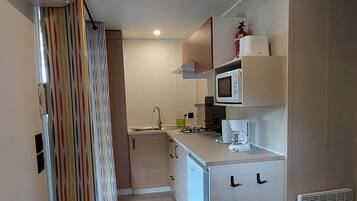 Fridge, microwave, stovetop, coffee/tea maker
