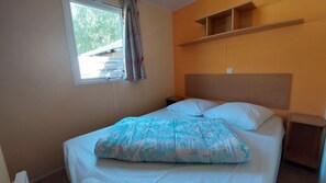 Iron/ironing board, WiFi, bed sheets - Mobile Home “Mercure 1” with Shared Pool, Wi-Fi and Air Conditioning (Saint-Laurent-en-Beaumont)