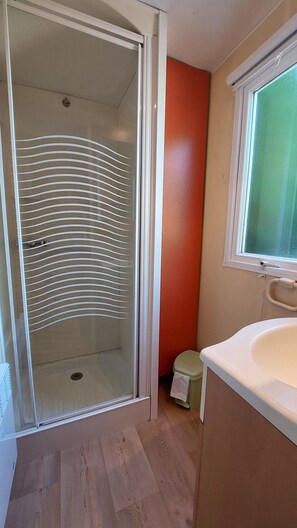 Shower, hair dryer, towels - Mobile Home “Mercure 1” with Shared Pool, Wi-Fi and Air Conditioning (Saint-Laurent-en-Beaumont)