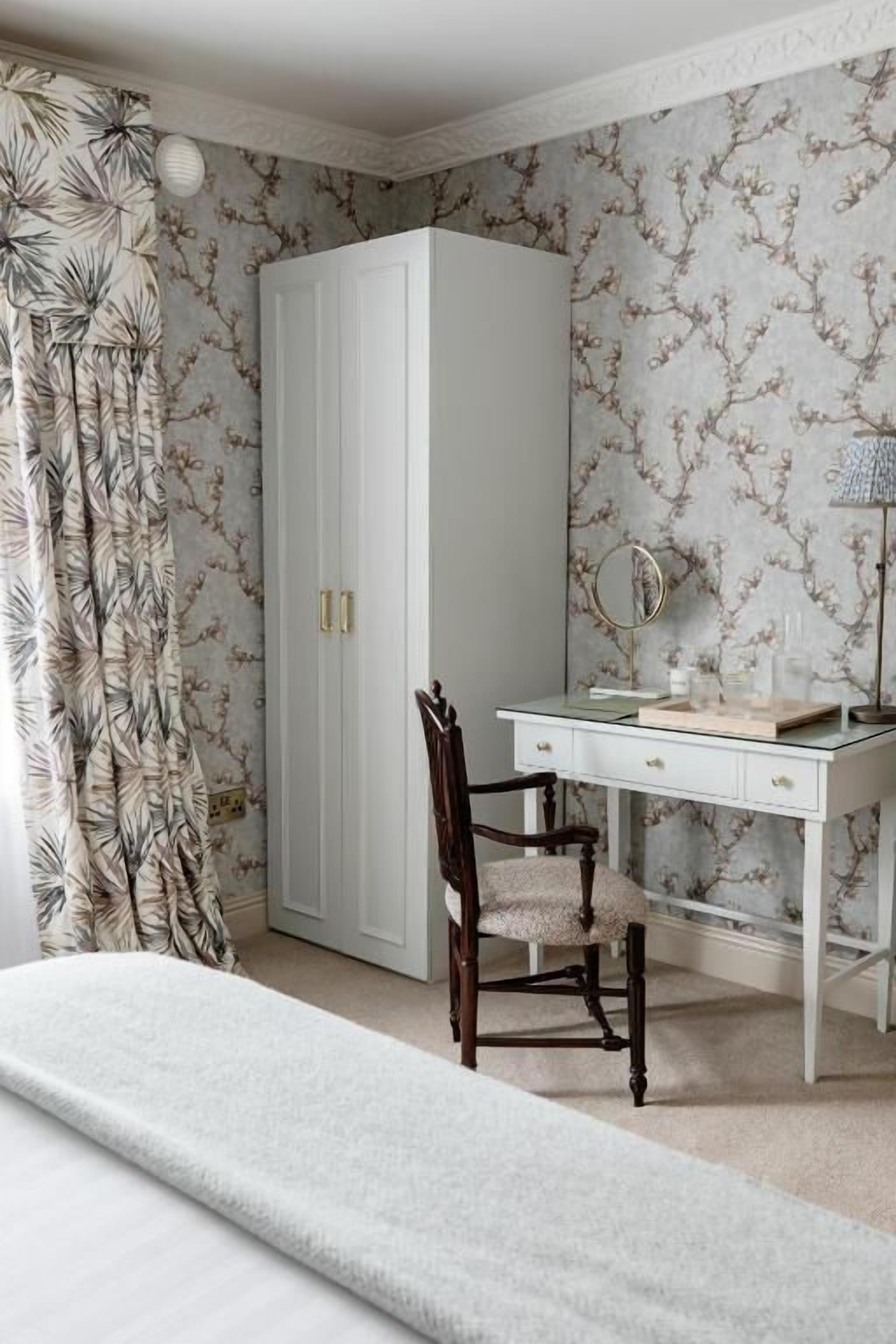 Habitación doble Deluxe, vista al jardín | Tabla de planchar con plancha y wifi gratis 