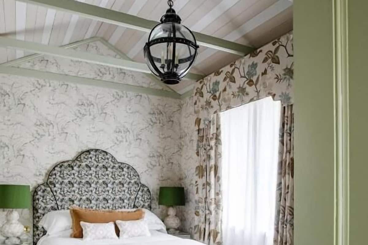 Deluxe Cabin, Courtyard View, Courtyard Area | Iron/ironing board, free WiFi