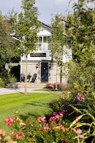 Un edificio con un cartel que dice 'Kilmessan Junction Cabin'.