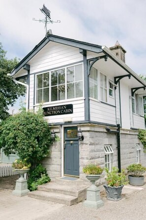 A building with a sign reading 'Kilissen Junction Cabin.' - The Station House Hotel  (Kilmessan)