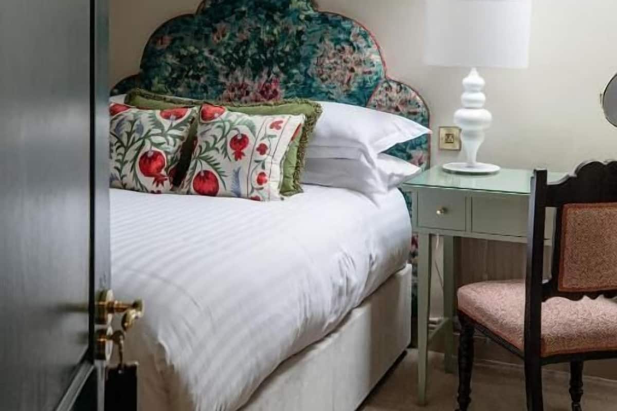 Classic Double Room | Iron/ironing board, free WiFi