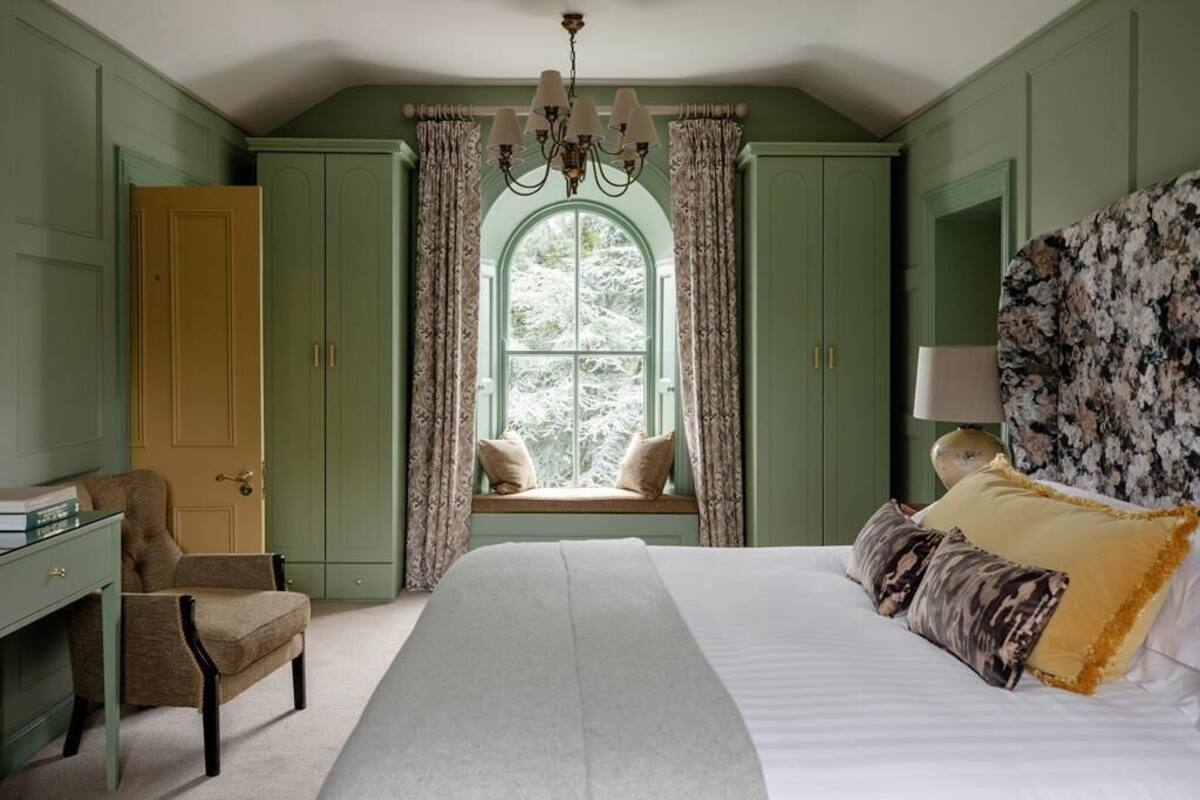 Suite – junior, hageutsikt | Strykejern/-brett, wi-fi (inkludert) og sengetøy
