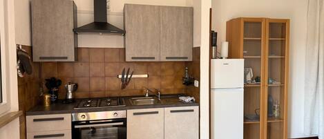 Fridge, oven, stovetop, coffee/tea maker
