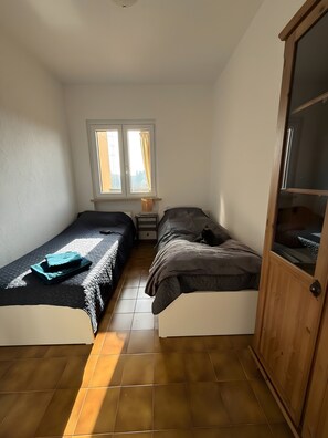 WiFi, bed sheets