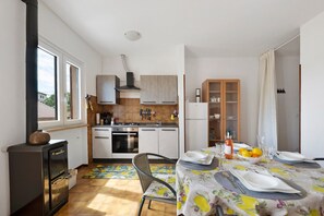 Frigorífico, horno, placa de cocina y cafetera o tetera