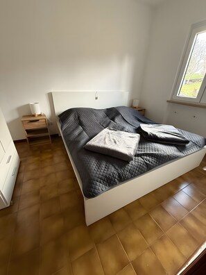 WiFi, bed sheets