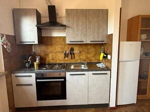 Réfrigérateur, un four, surface de cuisson, bouilloire électrique