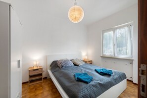 Tabla de planchar con plancha, wifi, ropa de cama