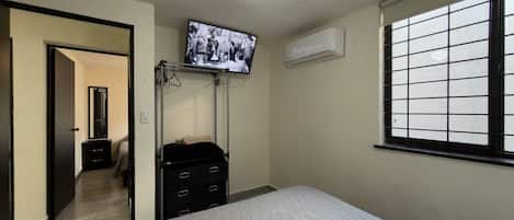 Tabla de planchar con plancha, wifi y ropa de cama
