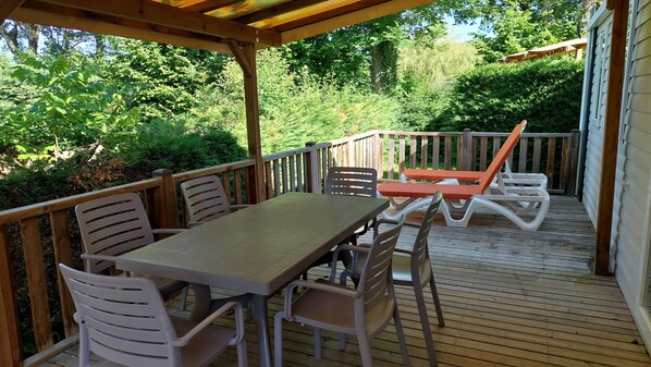 Outdoor dining - Super Cordelia 2 Mobile Home with Mountain View, Wi-Fi, and Air Conditioning (Saint-Laurent-en-Beaumont)
