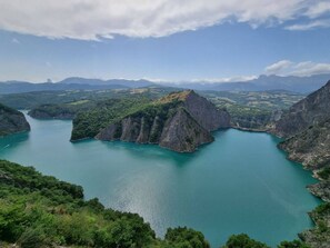 Un paysage montagneux avec une vaste étendue d’eau entourée de falaises.