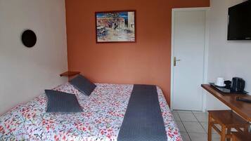 Iron/ironing board, WiFi, bed sheets