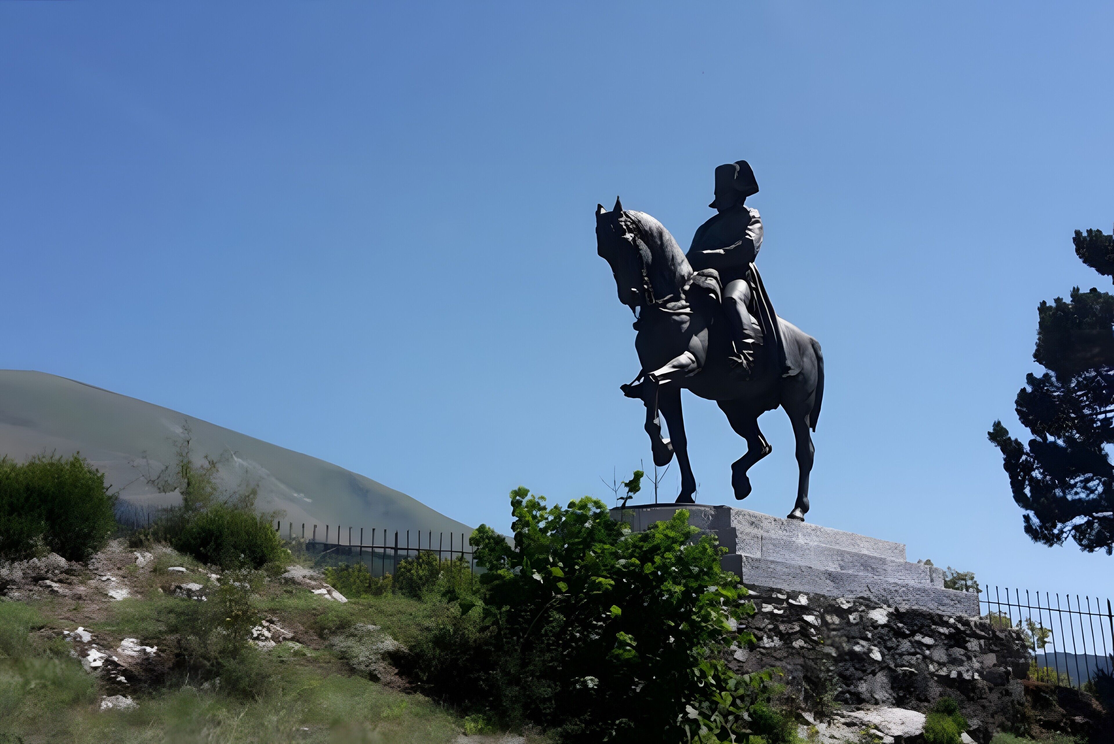Eine Statue einer Person zu Pferd auf einem Sockel.