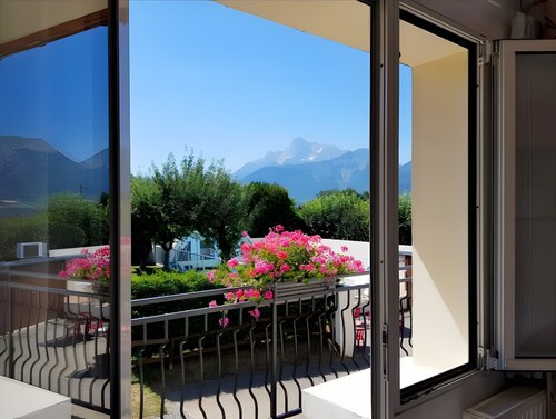 “Chambre Rose” Guest Room with Mountain View, Wi-Fi and Air Conditioning