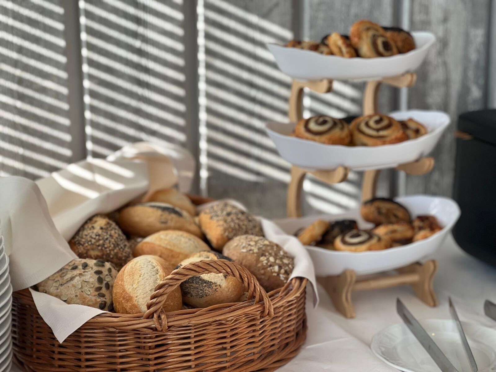 Diverse broden en gebak, waaronder een rieten mand en een etagère.