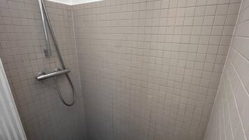 Regadera, toallas, jabón, shampoo