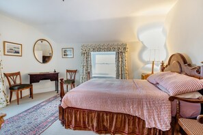A bedroom with a bed, a desk, two chairs, a mirror, and a window with curtains. - 4 Bed in Powerstock (oc-k34346) (Powerstock)